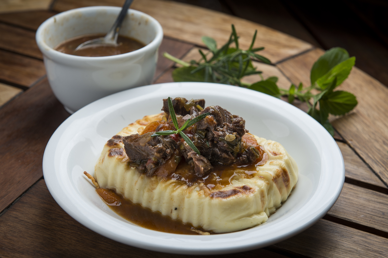 Polenta cremosa com ragu de ossobuco do La Polenteria. Foto: Letícia Akemi / Gazeta do Povo. Polenta cremosa com ragu de ossobuco do La Polenteria. Foto: Letícia Akemi / Gazeta do Povo.