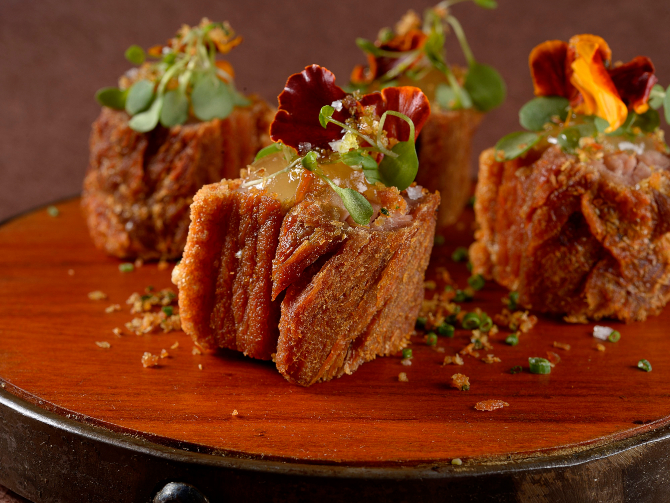 Torresmo de porco frito com geleia de bacuri, abóbora e broto de coentro. Foto: Mauro Hollanda. Torresmo de porco frito com geleia de bacuri, abóbora e broto de coentro. Foto: Mauro Hollanda.