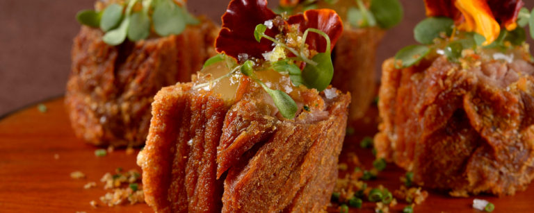 Torresmo de porco frito com geleia de bacuri, abóbora e broto de coentro. Foto: Mauro Hollanda.