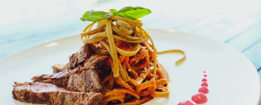 Prato italiano de macarrão com carne. Foto: Unsplash.