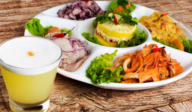 Prato de ceviches e pisco sour, do Sabor Perú, em Florianópolis. Foto: Divulgação. Prato de ceviches e pisco sour, do Sabor Perú, em Florianópolis. Foto: Divulgação.