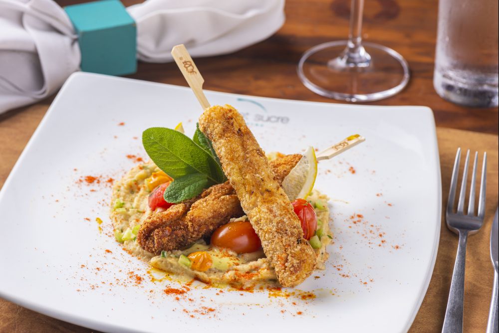 Kafta de frango, com purê de grão-de-bico, picles de tomate cereja e limão siciliano. Foto: Rodrigo Pierrot / divulgação. Kafta de frango, com purê de grão-de-bico, picles de tomate cereja e limão siciliano. Foto: Rodrigo Pierrot / divulgação.