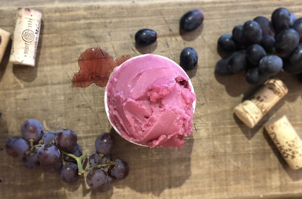 A maior dificuldade de fazer sorvete de vinho é mantê-lo fresco, já que o álcool evapora rapidamente. Foto: Fabrício Fontolan/divulgação. A maior dificuldade de fazer sorvete de vinho é mantê-lo fresco, já que o álcool evapora rapidamente. Foto: Fabrício Fontolan/divulgação.
