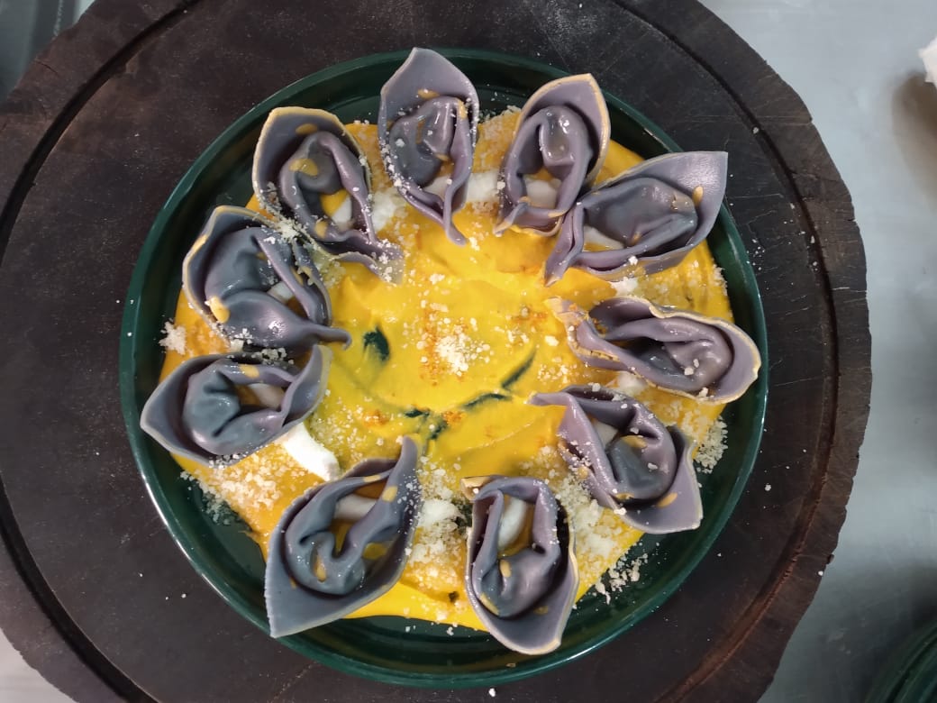 Tortelli com açafrão e sugo de cenoura. A massa fresca leva polpa de jenipapo verde e fica com uma tonalidade arroxeada. Foto: Claudio Oliver/Divulgação Tortelli com açafrão e sugo de cenoura. A massa fresca leva polpa de jenipapo verde e fica com uma tonalidade arroxeada. Foto: Claudio Oliver/Divulgação