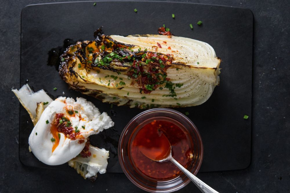 Acelga tostada com pimentas da Calábria em conserva, servida com burrata. Foto: Jennifer Chase/The Washington Post Acelga tostada com pimentas da Calábria em conserva, servida com burrata. Foto: Jennifer Chase/The Washington Post