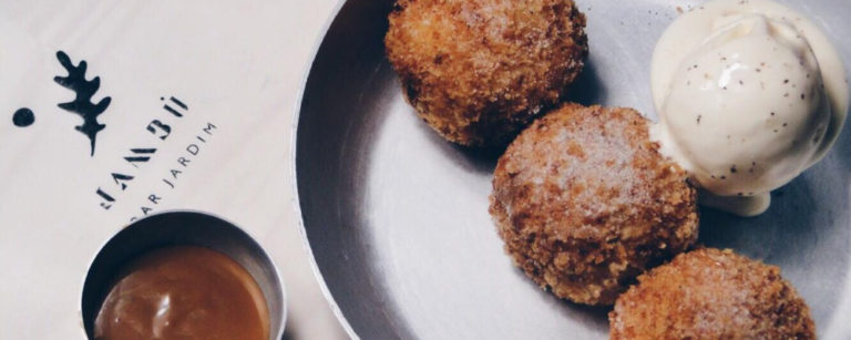 Bolinho de arroz doce, da chef Amanda Rodrigues, do Jambu Bar Jardim. Foto: Divulgação.