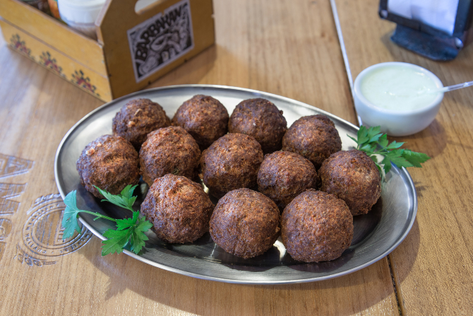Porção de bolinho de carne com maionese de alho da casa, do BarBaran. Foto: Silmara Pawluzyk/Divulgação. Porção de bolinho de carne com maionese de alho da casa, do BarBaran. Foto: Silmara Pawluzyk/Divulgação.