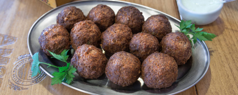 Porção de bolinho de carne com maionese de alho da casa, do BarBaran. Foto: Silmara Pawluzyk/Divulgação.