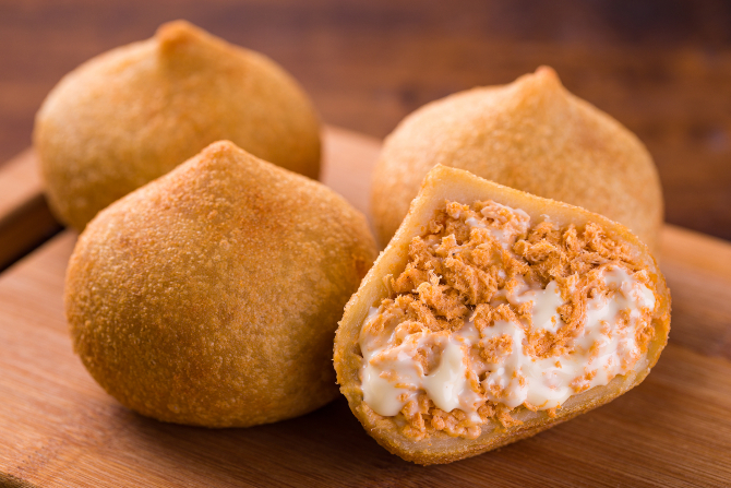 Coxinha de frango com requeijão, dos Postos Pelanda. Foto: Guto Souza/Divulgação Coxinha de frango com requeijão, dos Postos Pelanda. Foto: Guto Souza/Divulgação