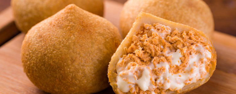 Coxinha de frango com requeijão, dos Postos Pelanda. Foto: Guto Souza/Divulgação