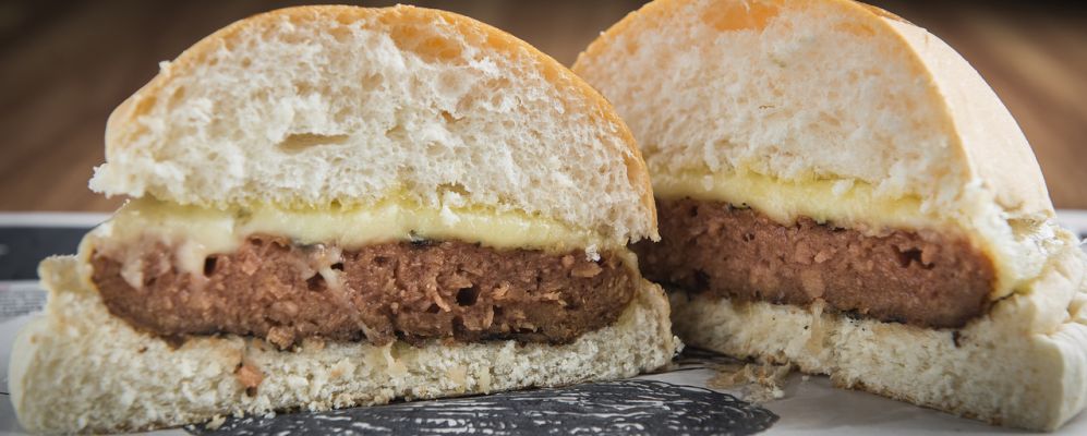 Hambúrguer da Fazenda Futuro. Foto: Letícia Akemi/Gazeta do Povo