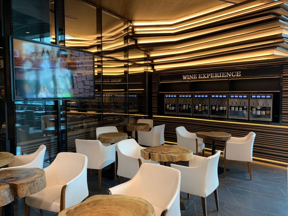O wine bar do Festval oferece 24 opções diárias de vinhos tintos, brancos e rosés vendidos em três tamanhos de taças. Foto: Guilherme Grandi/Gazeta do Povo. O wine bar do Festval oferece 24 opções diárias de vinhos tintos, brancos e rosés vendidos em três tamanhos de taças. Foto: Guilherme Grandi/Gazeta do Povo.