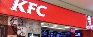 Com um ano de atraso e mudança de franqueado, KFC em Curitiba será inaugurado Fachada padrão de uma loja do KFC em shopping center. Foto: divulgação.