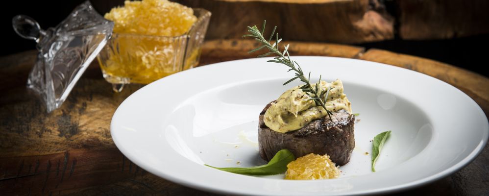 Preparo de mignon com mostarda e mel do chef Bruno Machado. Foto: Letícia Akemi/ Gazeta do Povo. 