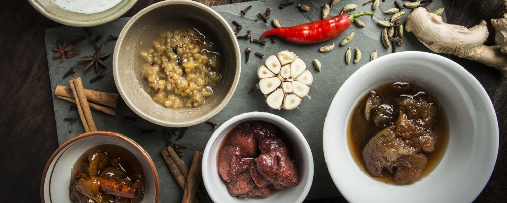 Molhos agridoces preparados pelo chef Marcelo Amaral, do Lagundri. Foto: Letícia Akemi/Gazeta do Povo