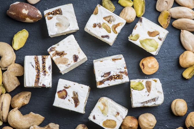 Nougat do chef Eduardo Crema leva mel além de glucose para dar textura ao doce. Foto: Letícia Akemi/Gazeta do Povo Nougat do chef Eduardo Crema leva mel além de glucose para dar textura ao doce. Foto: Letícia Akemi/Gazeta do Povo