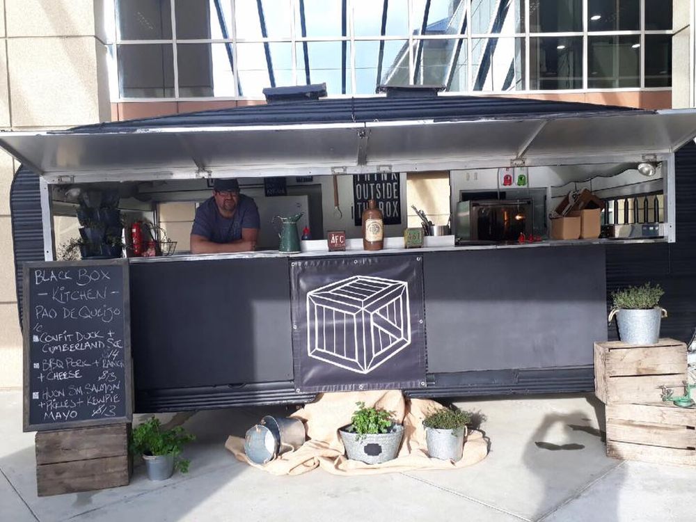 Froeman comprou um food truck para vender sua versão do pão de queijo brasileiro. Foto: divulgação. Froeman comprou um food truck para vender sua versão do pão de queijo brasileiro. Foto: divulgação.