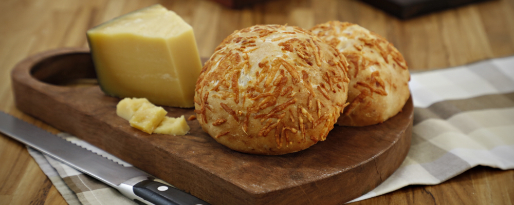 No parmesão, é possível
identificar o umami, o quinto sabor. Foto: Alexandre Mazzo / Gazeta do Povo.