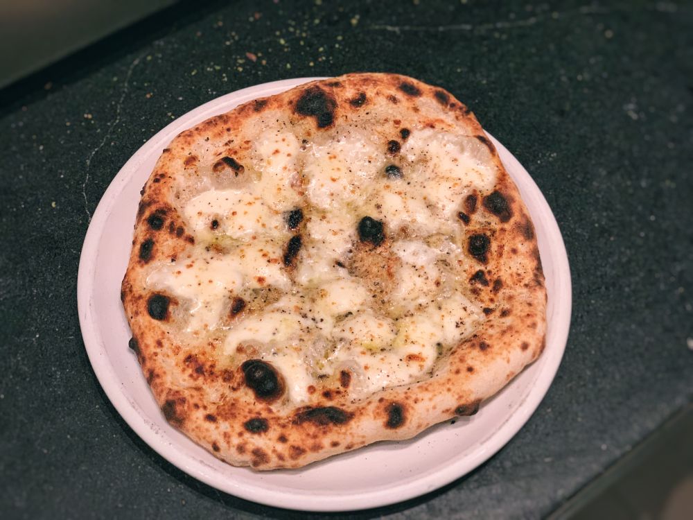 Pizza cacio e pepe, que leva muçarela fio di latte, queijo pecorino e pimenta-do-reino. Foto: Jorge Mariano/Divulgação Pizza cacio e pepe, que leva muçarela fio di latte, queijo pecorino e pimenta-do-reino. Foto: Jorge Mariano/Divulgação