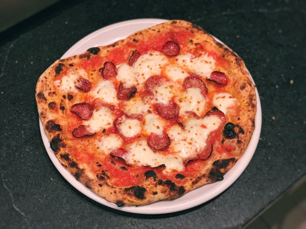 Pizza diavola, feita com salame Diavoletti, um embutido apimentado. Foto: Jorge Mariano/Divulgação Pizza diavola, feita com salame Diavoletti, um embutido apimentado. Foto: Jorge Mariano/Divulgação