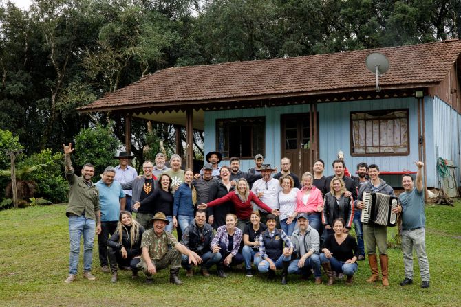 Pinga com mel, lama e moda de viola: chefs refazem caminho dos tropeiros a cavalo Pinga com mel, lama e moda de viola: chefs refazem caminho dos tropeiros a cavalo