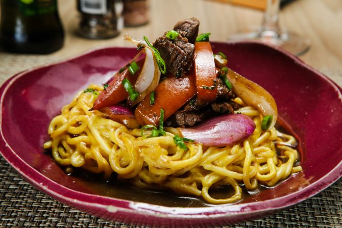 Prato Principal Fettuccine Huancaíno com Lomo Saltado, do QCeviche!. Foto: Michel Willian / Gazeta do Povo; Prato Principal Fettuccine Huancaíno com Lomo Saltado, do QCeviche!. Foto: Michel Willian / Gazeta do Povo;