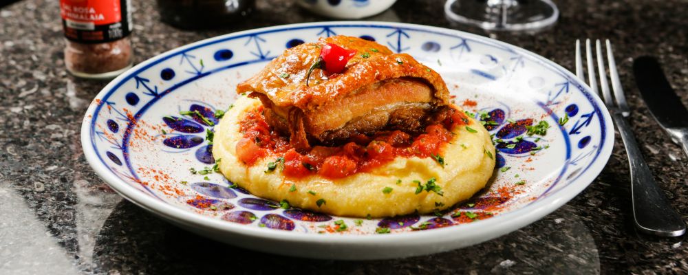 Com sotaque italiano, a polenta é presença marcante no Festival Bom Gourmet No Olivença, Panza de Cerdo com polenta cremosa. Foto: Michel Willian / Gazeta do Povo