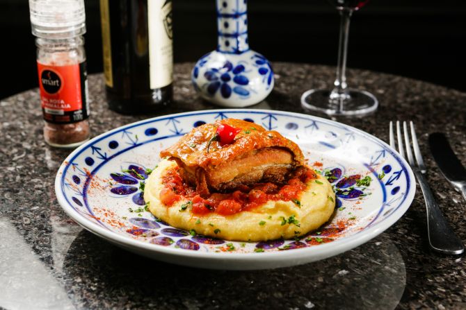 No Olivença, Panza de Cerdo com polenta cremosa. Foto: Michel Willian / Gazeta do Povo No Olivença, Panza de Cerdo com polenta cremosa. Foto: Michel Willian / Gazeta do Povo