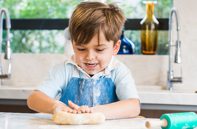 Aproveite o Dia das Crianças para cozinhar
(e se divertir) com os seus filhos. Foto: Letícia Akemi/ Gazeta do Povo. Aproveite o Dia das Crianças para cozinhar
(e se divertir) com os seus filhos. Foto: Letícia Akemi/ Gazeta do Povo.
