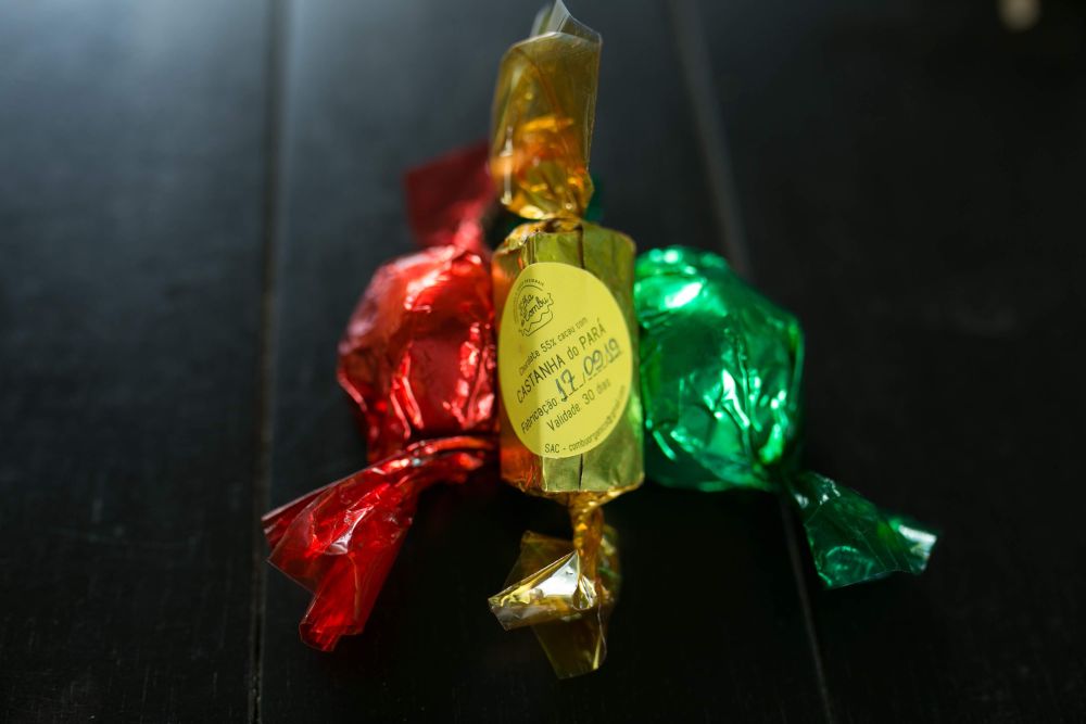 Dona Nena e a marca Filha do Combu: começou com bombons em feiras de artesanato. Hoje fornece chocolate para os principais chefs do Brasil. Foto: Carlos Borges/Divulgação Dona Nena e a marca Filha do Combu: começou com bombons em feiras de artesanato. Hoje fornece chocolate para os principais chefs do Brasil. Foto: Carlos Borges/Divulgação