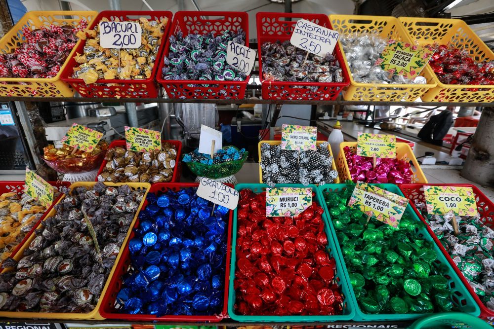 No Ver-o-Peso, os bombons custam R$ 1. A maior parte das bombonzeiras usa chocolate industrializado, com gordura hidrogenada, para cobrir seus doces. Foto: Carlos Borges/Divulgação No Ver-o-Peso, os bombons custam R$ 1. A maior parte das bombonzeiras usa chocolate industrializado, com gordura hidrogenada, para cobrir seus doces. Foto: Carlos Borges/Divulgação