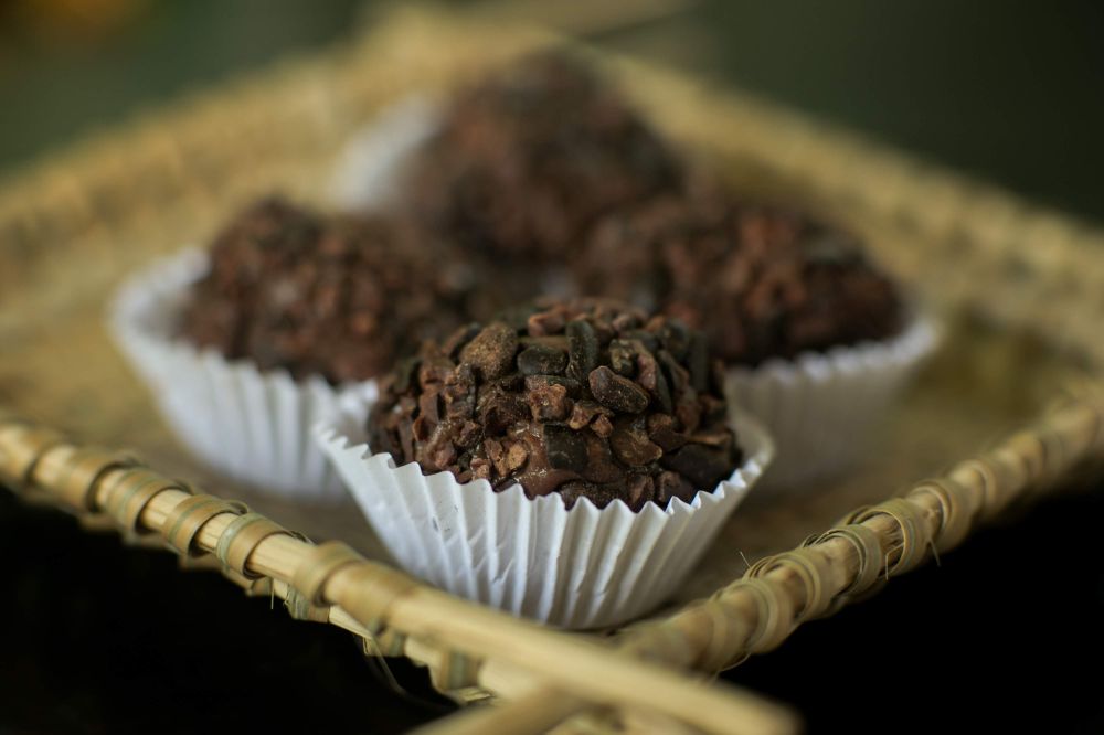 Brigadeiro de chocolate do Filha do Combu, marca de Dona Nena. No lugar dos confeitos, nibs de cacau. Foto: Carlos Borges/Divulgação Brigadeiro de chocolate do Filha do Combu, marca de Dona Nena. No lugar dos confeitos, nibs de cacau. Foto: Carlos Borges/Divulgação