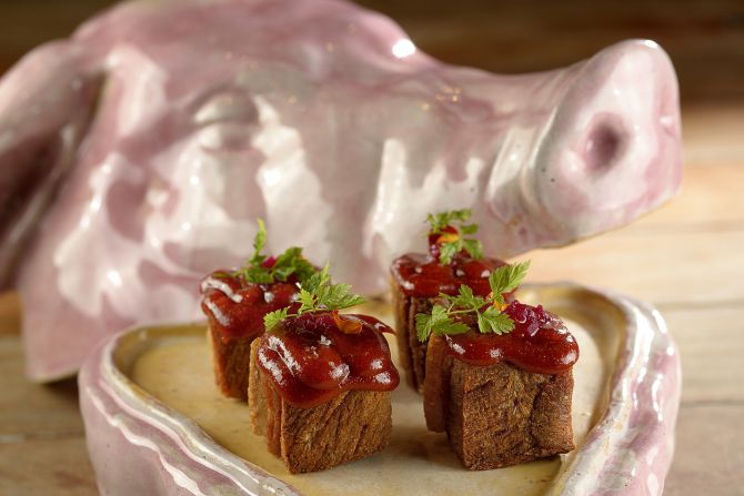 O torresmo de pancetta com goiabada é um dos destaques do menu degustação do restaurante paulista. O valor por pessoa é R$ 125. Foto: Mauro Holanda / Divulgação O torresmo de pancetta com goiabada é um dos destaques do menu degustação do restaurante paulista. O valor por pessoa é R$ 125. Foto: Mauro Holanda / Divulgação