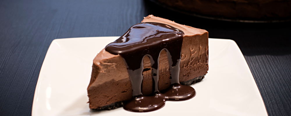 Cheesecake Black Sense Cheesecake Black Sense, do +55 tem uma camada de chocolate ao leite e outra meio amargo. Foto: Alexandre Mazzo/Gazeta do Povo.