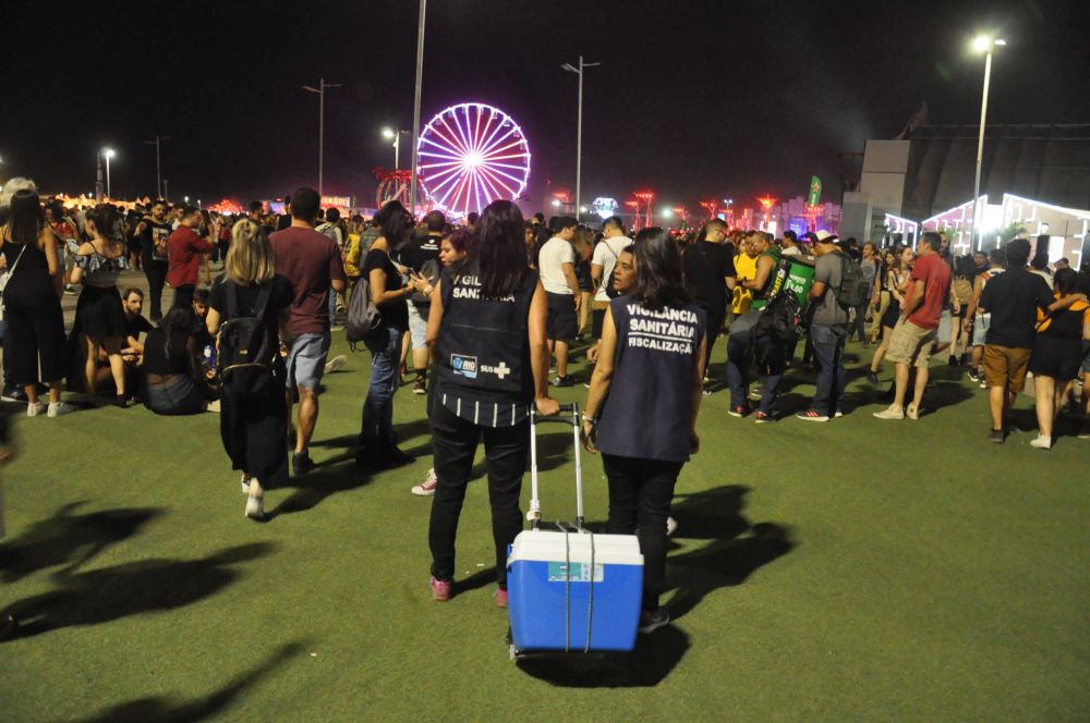 Os fiscais da Vigilância Sanitária coletaram amostras para análise laboratorial. Foto: divulgação. Os fiscais da Vigilância Sanitária coletaram amostras para análise laboratorial. Foto: divulgação.