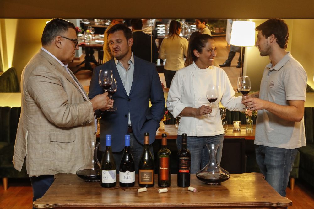 Colunista Guilherme Rodrigues, enólogo Alejandro Galaz, chef Claudia Krauspenhar e Luca Fumagali, da Cantu Importadora. Foto: Jonathan Campos/Gazeta do Povo Colunista Guilherme Rodrigues, enólogo Alejandro Galaz, chef Claudia Krauspenhar e Luca Fumagali, da Cantu Importadora. Foto: Jonathan Campos/Gazeta do Povo
