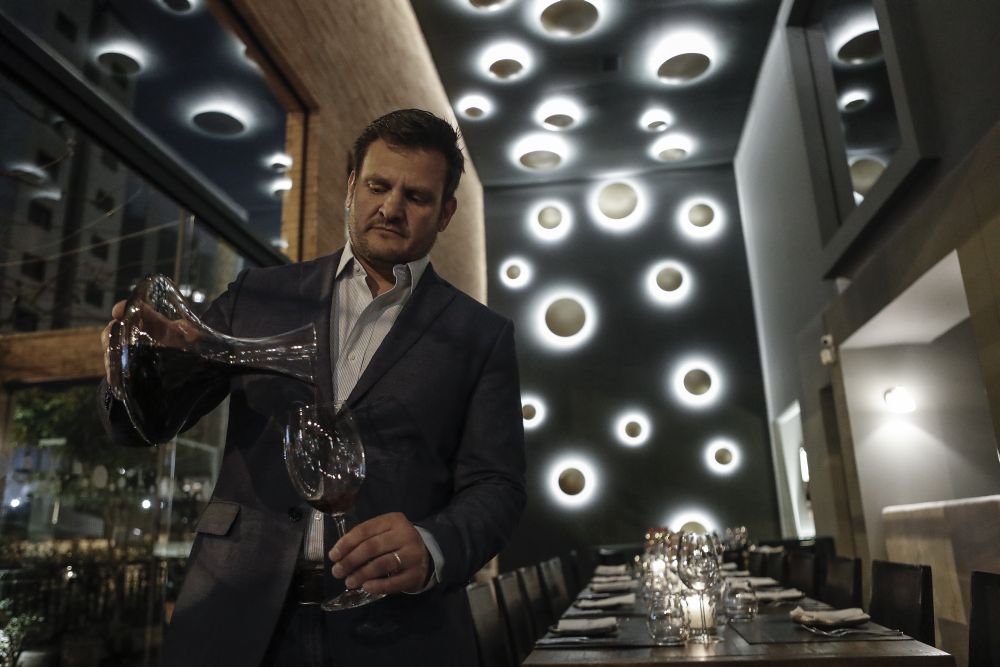 Alejandro Galaz esteve em Curitiba apresentando os vinhos da linha Kalfu, da Ventisquero. Foto: Jonathan Campos/Gazeta do Povo Alejandro Galaz esteve em Curitiba apresentando os vinhos da linha Kalfu, da Ventisquero. Foto: Jonathan Campos/Gazeta do Povo