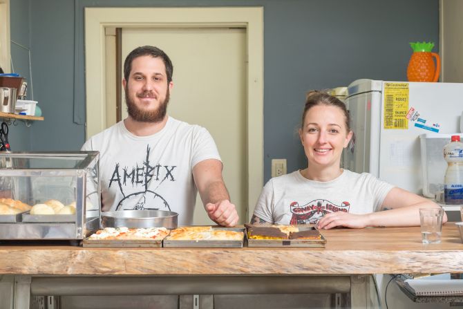 Thiago Braga e Elaine Bublitz, sócios da Flammk, preparam todos os dias os pães e massas. Foto: Fernando Zequinão/Gazeta do Povo Thiago Braga e Elaine Bublitz, sócios da Flammk, preparam todos os dias os pães e massas. Foto: Fernando Zequinão/Gazeta do Povo