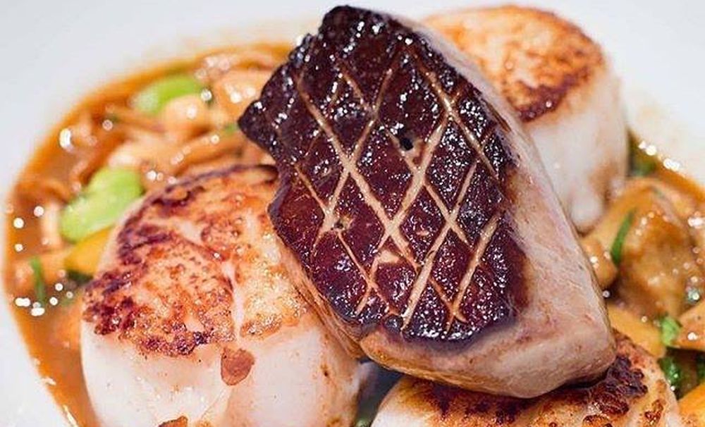 No restaurante Tocqueville, o chef Marco Moreira serve um preparo de escalopes com foie gras. Foto: reprodução Facebook. No restaurante Tocqueville, o chef Marco Moreira serve um preparo de escalopes com foie gras. Foto: reprodução Facebook.