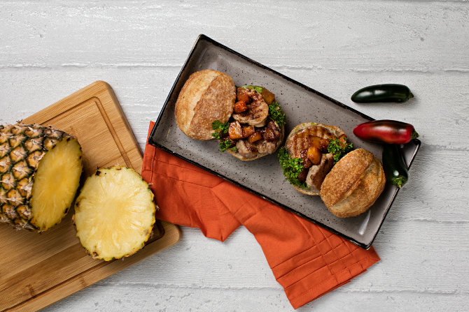Sanduíche de porco com compota de
abacaxi, da chef Kika Marder, do Sel et
Sucre – para a foto, preparado pelo souschef da casa, Jean Vriesman. Foto: Alexandre Mazzo/ Gazeta do Povo. Sanduíche de porco com compota de
abacaxi, da chef Kika Marder, do Sel et
Sucre – para a foto, preparado pelo souschef da casa, Jean Vriesman. Foto: Alexandre Mazzo/ Gazeta do Povo.