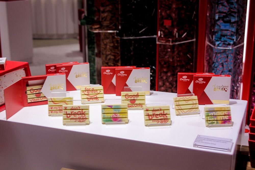 Entre as experiências está a possibilidade de imprimir a foto ou imagem que quiser na barra do KitKat. Foto: Thiago Duran/divulgação. Entre as experiências está a possibilidade de imprimir a foto ou imagem que quiser na barra do KitKat. Foto: Thiago Duran/divulgação.