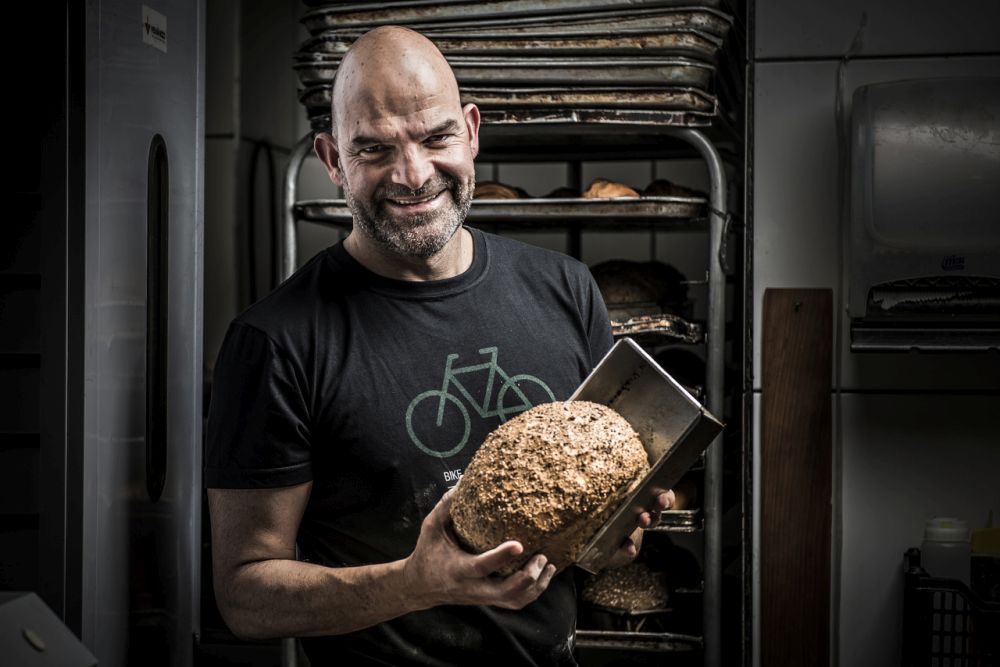 O interesse pela culinária surgiu a partir da literatura e projetos culturais criados quando atuava na política. Foto: Letícia Akemi/Gazeta do Povo. O interesse pela culinária surgiu a partir da literatura e projetos culturais criados quando atuava na política. Foto: Letícia Akemi/Gazeta do Povo.