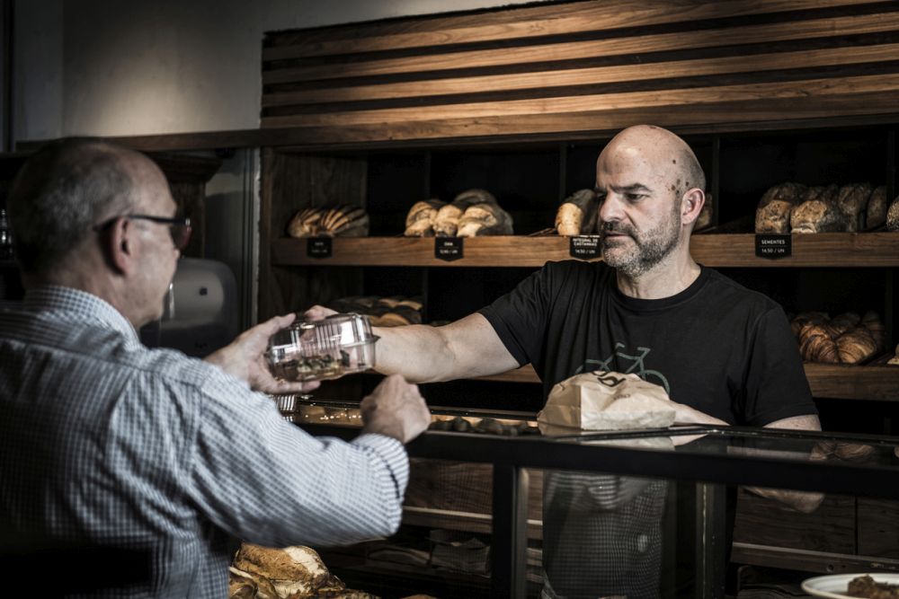 Além de padeiro, o ex-deputado também atende no balcão sugerindo pães aos clientes. Foto: Letícia Akemi/Gazeta do Povo. Além de padeiro, o ex-deputado também atende no balcão sugerindo pães aos clientes. Foto: Letícia Akemi/Gazeta do Povo.