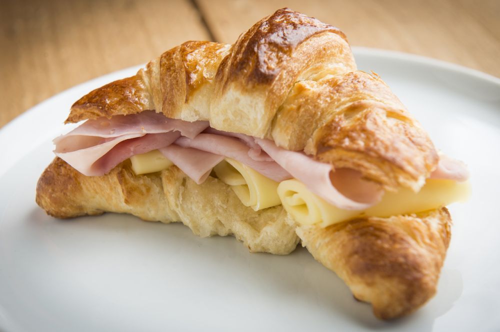 O sanduíche salgado Cresciente tem recheio de cream cheese, muçarela e presunto. Foto: Letícia Akemi/Gazeta do Povo. O sanduíche salgado Cresciente tem recheio de cream cheese, muçarela e presunto. Foto: Letícia Akemi/Gazeta do Povo.