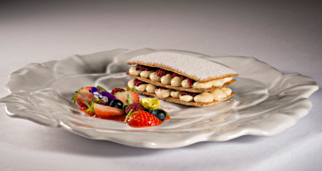 Mil folhas de baunilha com frutas vermelhas do Restaurante Durski. Foto: Divulgação. Mil folhas de baunilha com frutas vermelhas do Restaurante Durski. Foto: Divulgação.