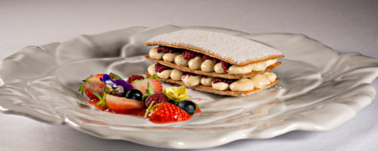 Mil folhas de baunilha com frutas vermelhas do Restaurante Durski. Foto: Divulgação.