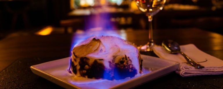 Sobremesa Baked Alasca, do Ox Room Steakhouse. Foto: Michel Willian / Gazeta do Povo
