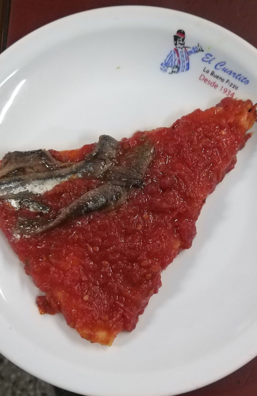 Pizza de anchovas e muito molho de tomate bem condimentado; não leva muçarela. Foto: Andrea Torrente/Gazeta do Povo. Pizza de anchovas e muito molho de tomate bem condimentado; não leva muçarela. Foto: Andrea Torrente/Gazeta do Povo.