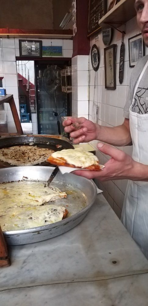 Pizza com base crocante, muçarela na medida, para comer no balcão. Foto: Andrea Torrente/Gazeta do Povo. Pizza com base crocante, muçarela na medida, para comer no balcão. Foto: Andrea Torrente/Gazeta do Povo.