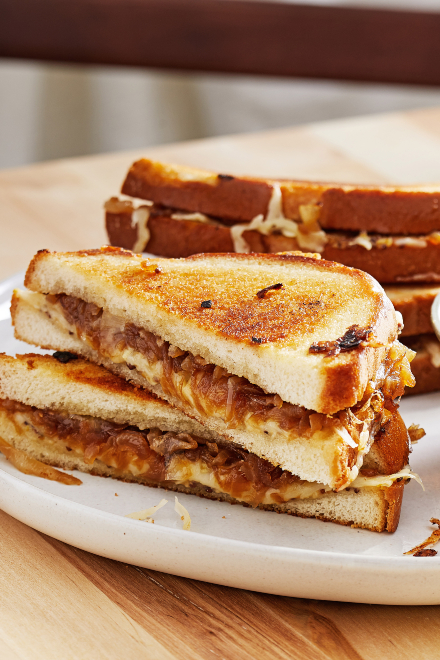 Queijo quente com cebola caramelizada e molho missô. Foto: Tom McCorkle/The Washington Post